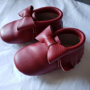 Monkey Feet 12-18 fringed bow moccs